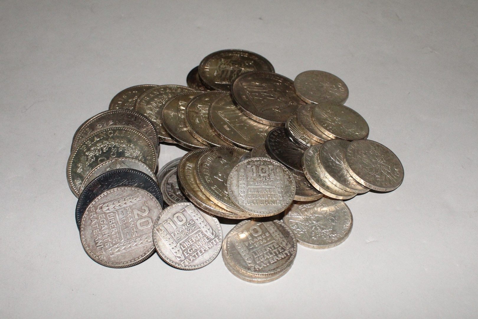Null Lot von Silbermünzen, darunter : 

- 50 Francs Herkules 1974, 1975x6, 1976x&hellip;