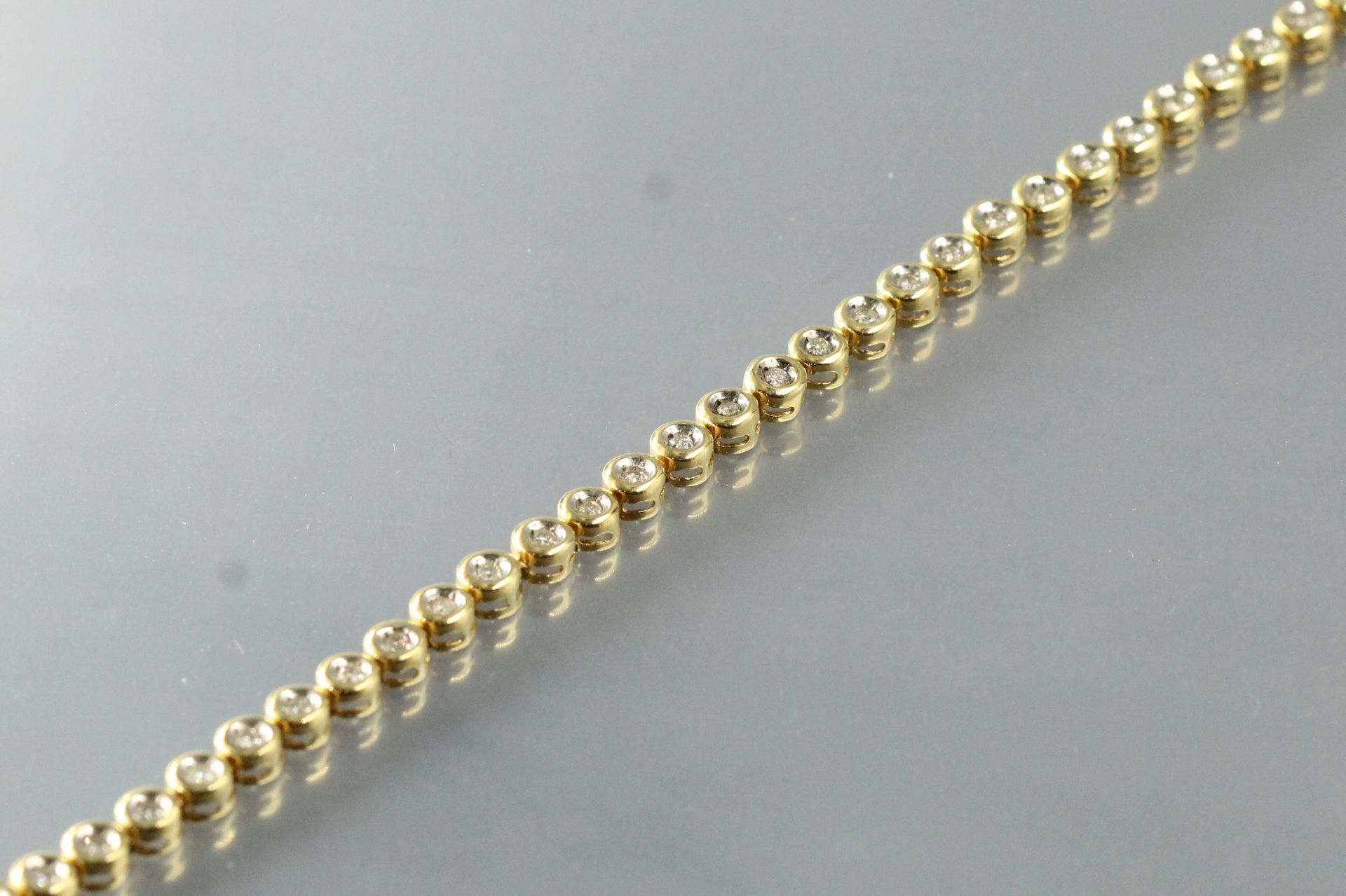 Null Bracelet en or jaune 18k (750) à maille ronde, ornée de diamants ronds en s&hellip;