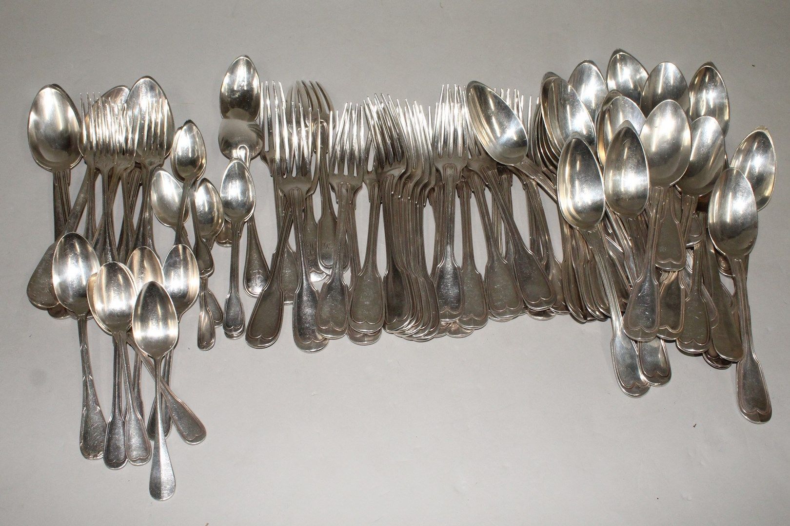 Null 一套银质餐具，双鱼鳞形图案，主要包括:

- 23个桌叉

- 26个餐勺

- 5个不同大小和设计的勺子

由不同的银匠制作。

银器总重量：433&hellip;