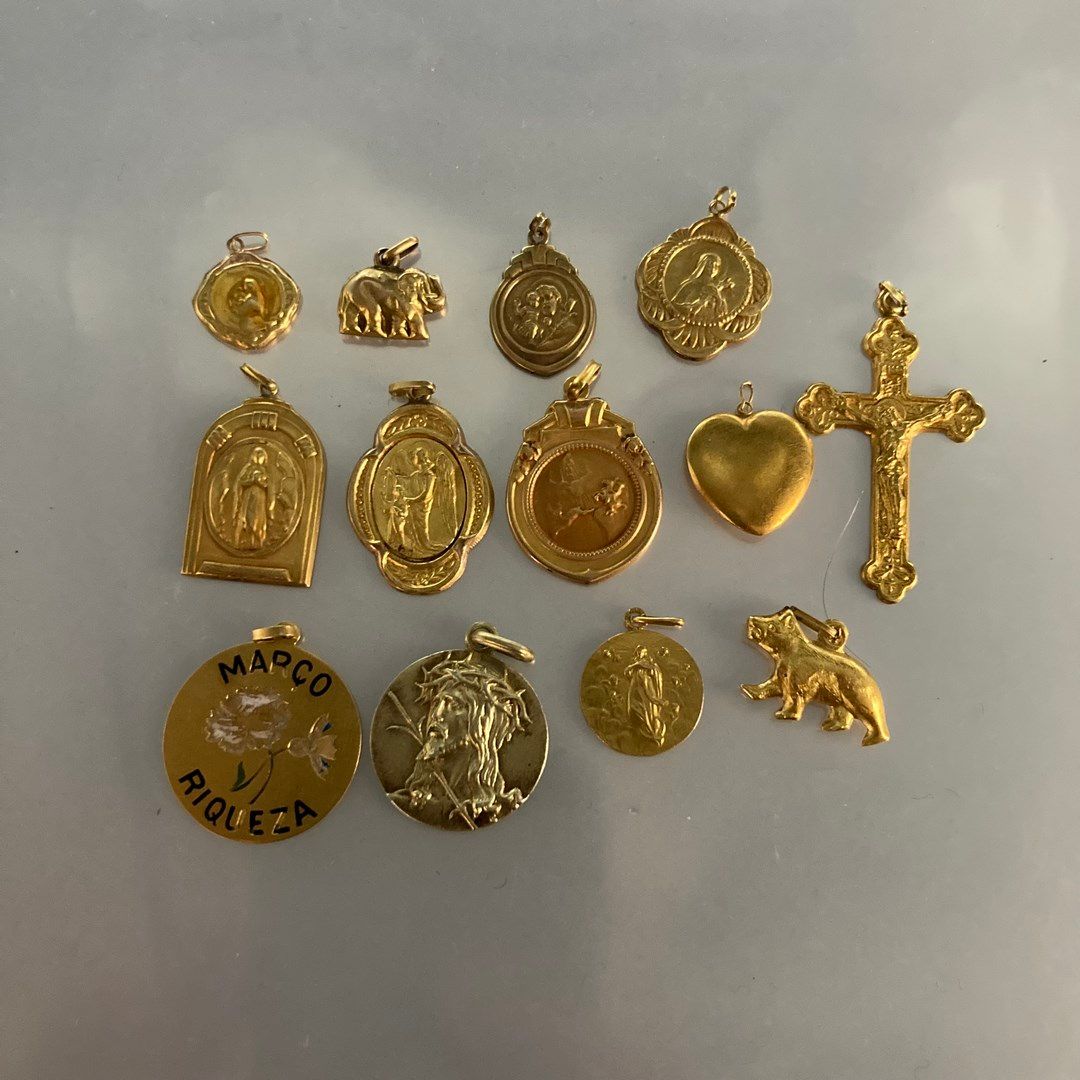 Null 18k (750) gold lot comprising 12 pendants. 

Gross weight: 9.20 g.

A gilt &hellip;