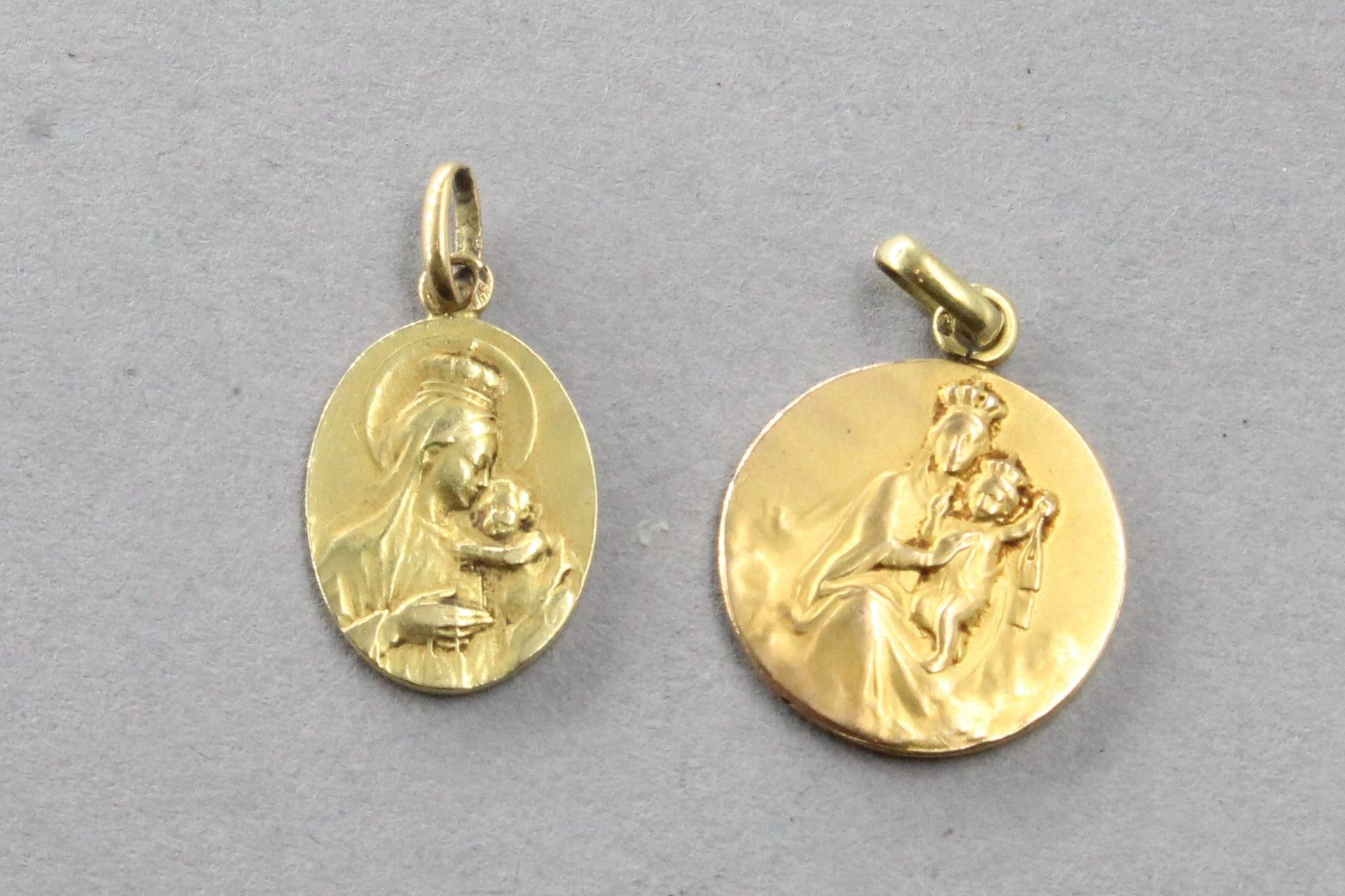Null Dos medallas religiosas en oro amarillo de 18k (750).

Peso : 2,50 g.