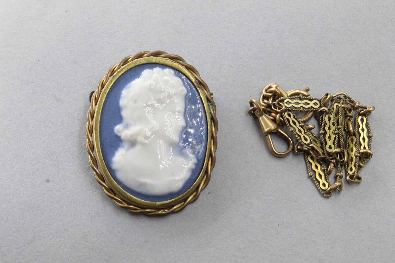 Null Oval porcelain brooch featuring a female bust in profile on a blue backgrou&hellip;