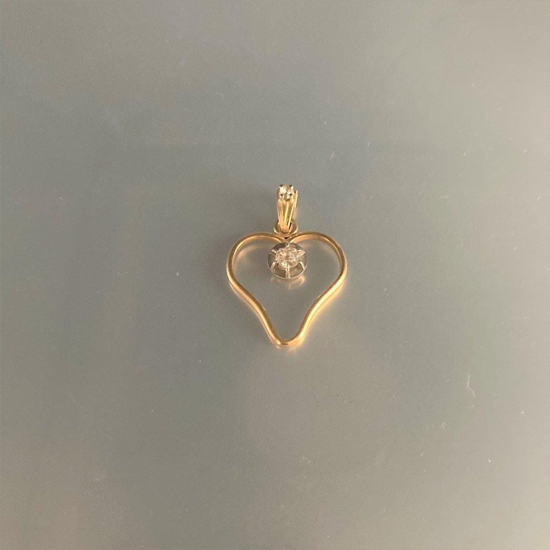 Null 黄金吊坠形成一个心形，并镶嵌有小钻石。

毛重：2.93克。