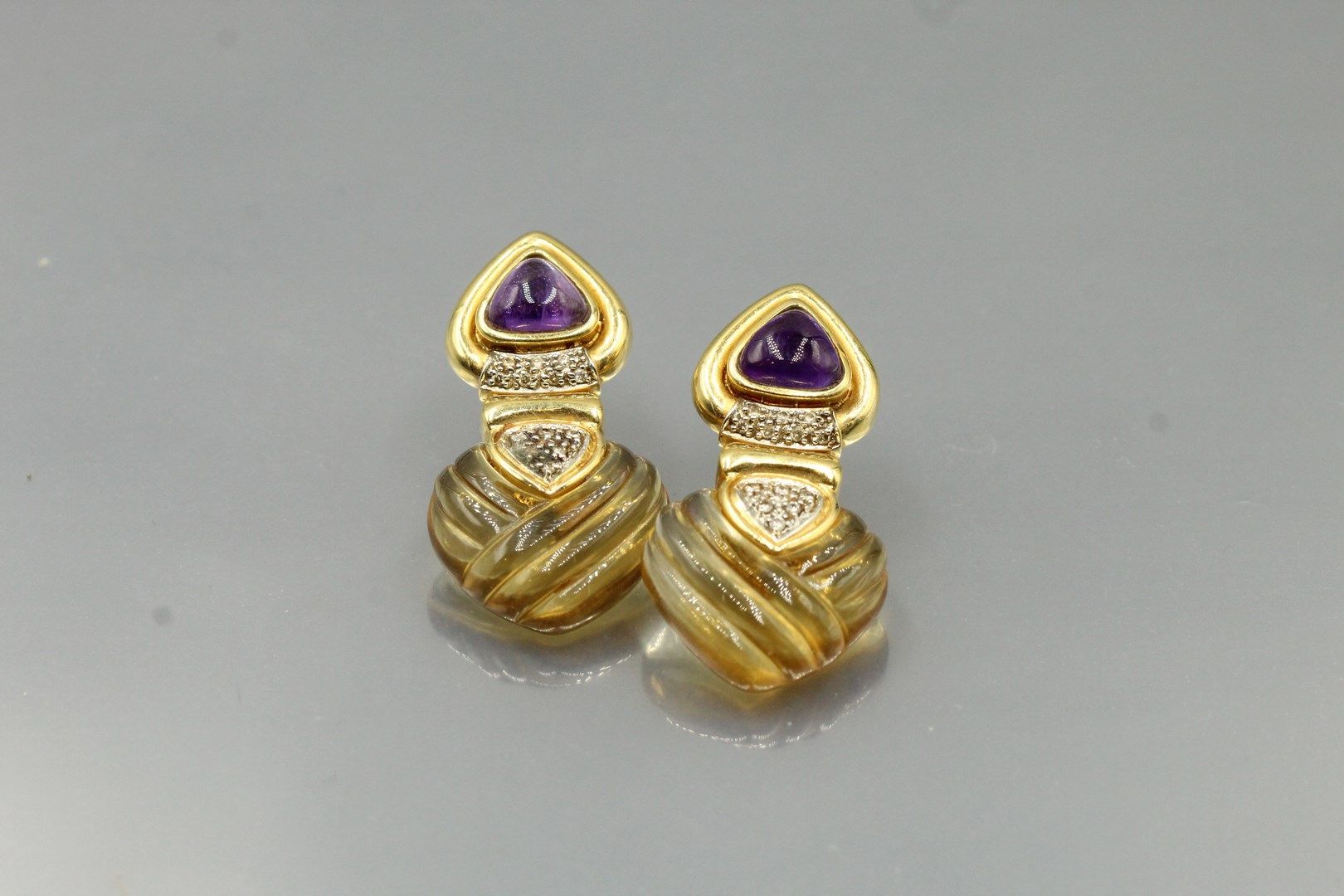 Null 一对18K（750）黄金耳夹，镶嵌紫水晶、玫瑰式切割钻石和心形凹槽黄水晶。

毛重：19.08克。