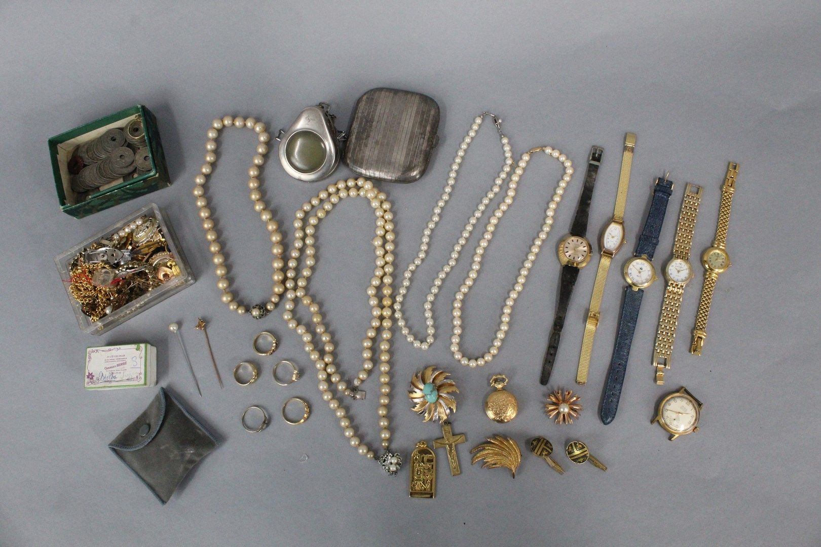 Null 重要的一批服装珠宝，包括手表，胸针，项链等...

附有一个银色的盒子。重量：80克。