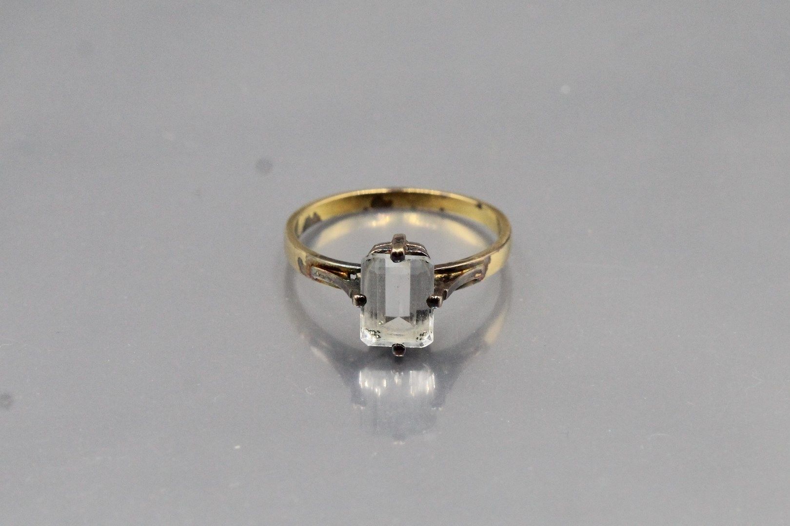 Null 
Ring aus 14 Karat Gelbgold (585), besetzt mit einem Zierstein mit abgeschr&hellip;