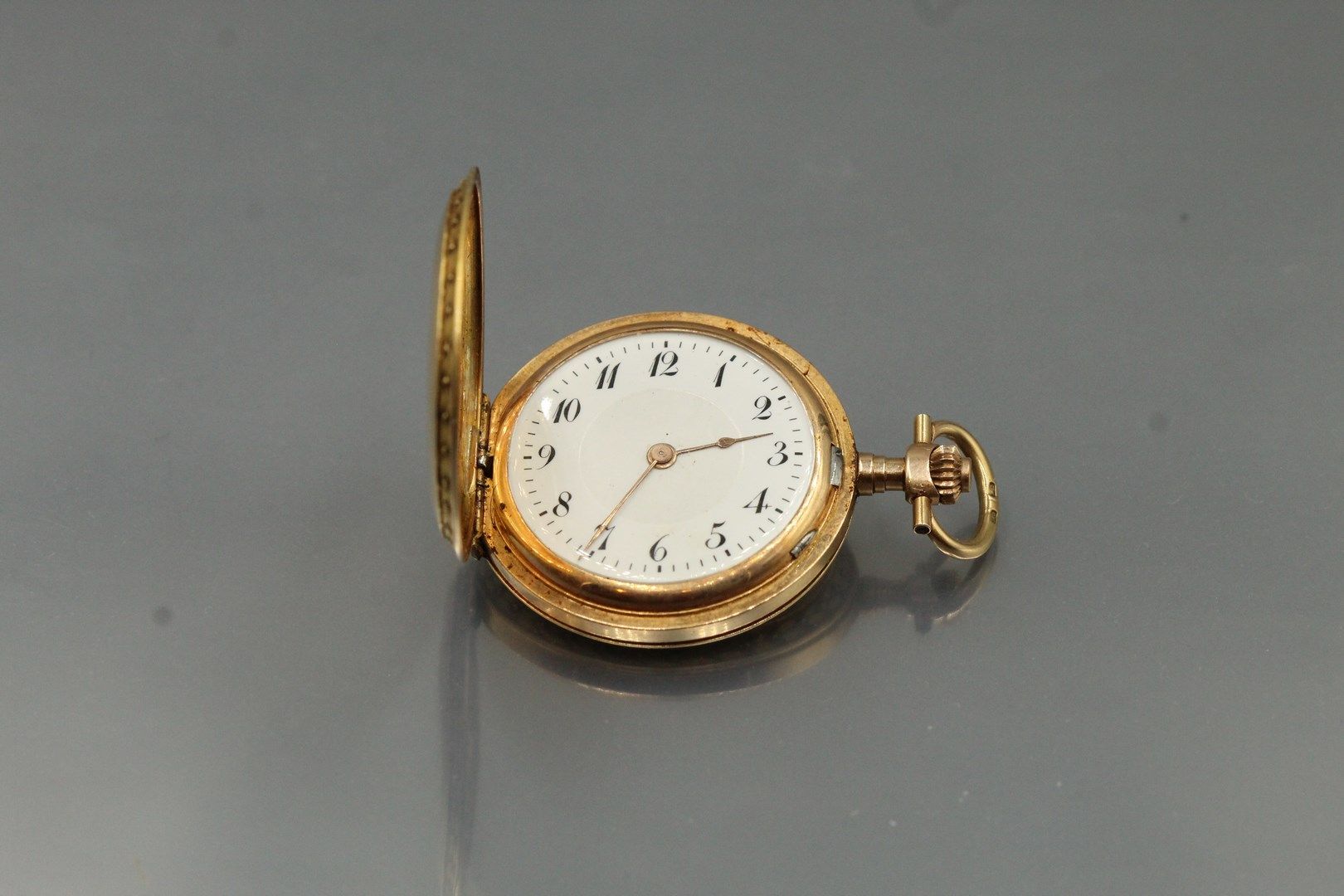Null Small 14K (585) yellow gold savonette pocket watch with white enamel dial.
&hellip;