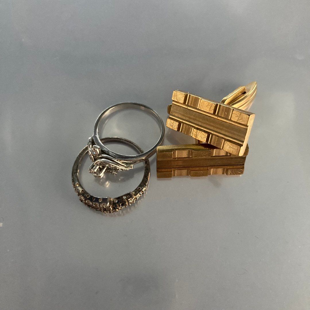 Null Set of costume jewelry :

- Pair of gilded metal cufflinks

- Metal ring se&hellip;