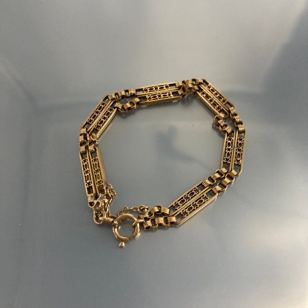 Null Rectangular openwork bracelet in 18k (750) yellow gold. Safety chain.

Wris&hellip;