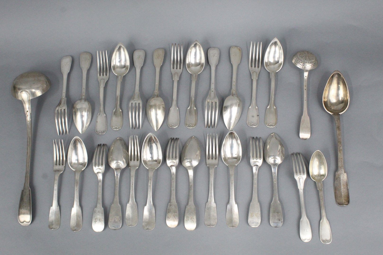 Null Set of silver cutlery including serving pieces and tableware. 

Weight : 27&hellip;