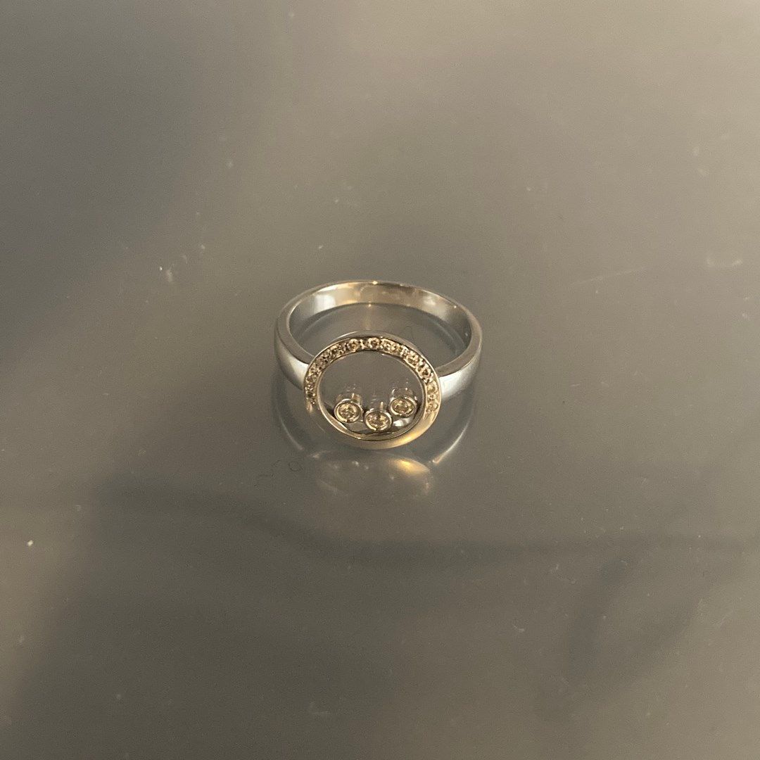 Null 乔巴德（风格

一枚圆形18K(750)白金戒指，部分镶有光彩，在两片蓝宝石之间围着三颗移动式的明亮型切割钻石。猫头鹰的标志。

手指大小：56 - &hellip;