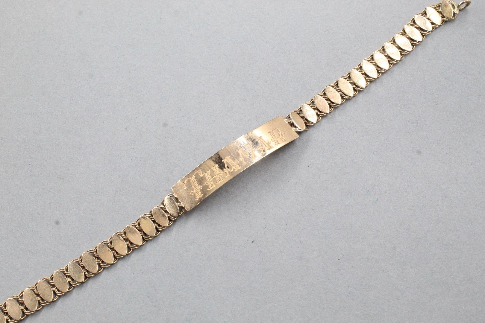 Null Bracelet en or rose 14k (585) à maille ajourée et gravé : "Thamar".

Tour d&hellip;