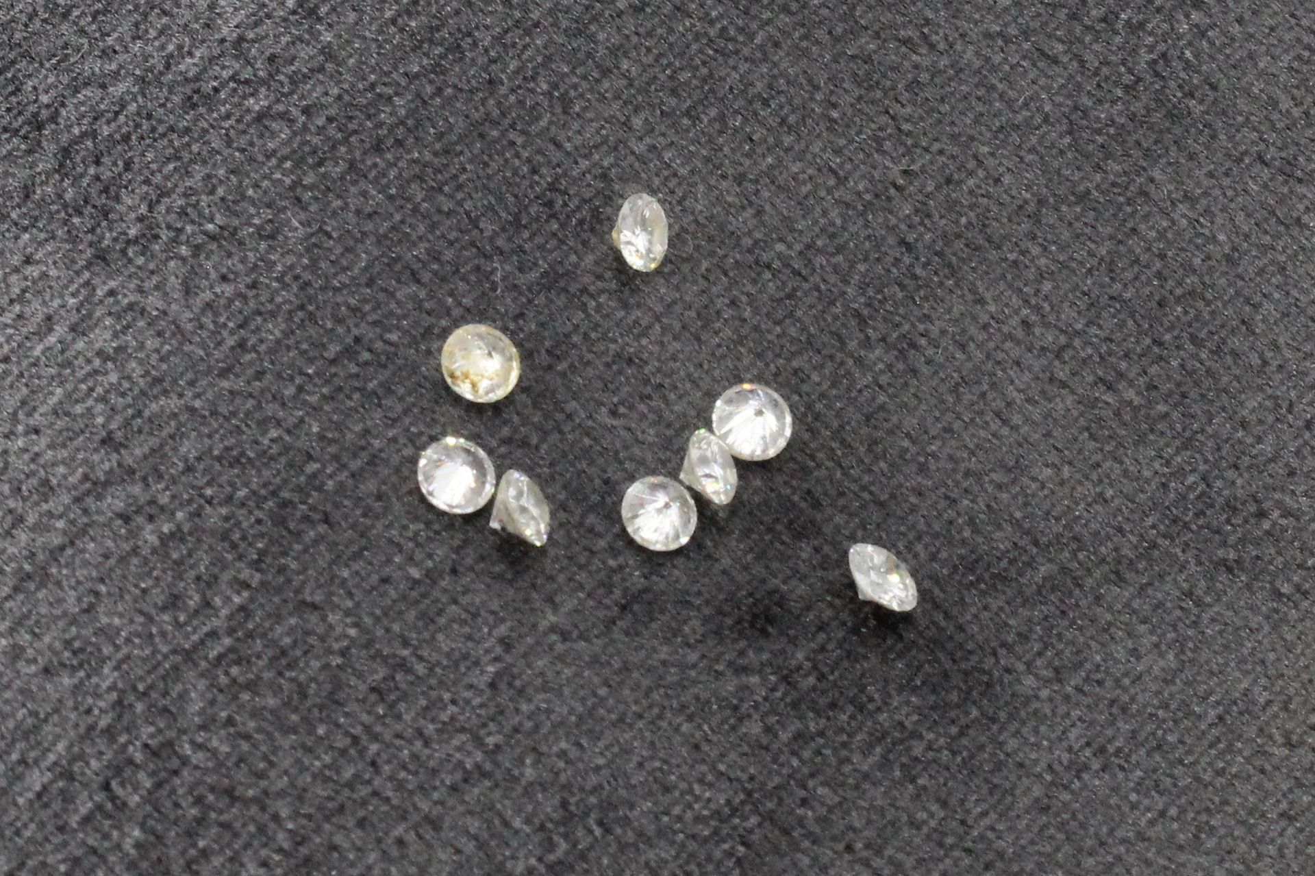 Null Lot de 8 diamants ronds sur papier

Poids total : env. 0.70 ct.