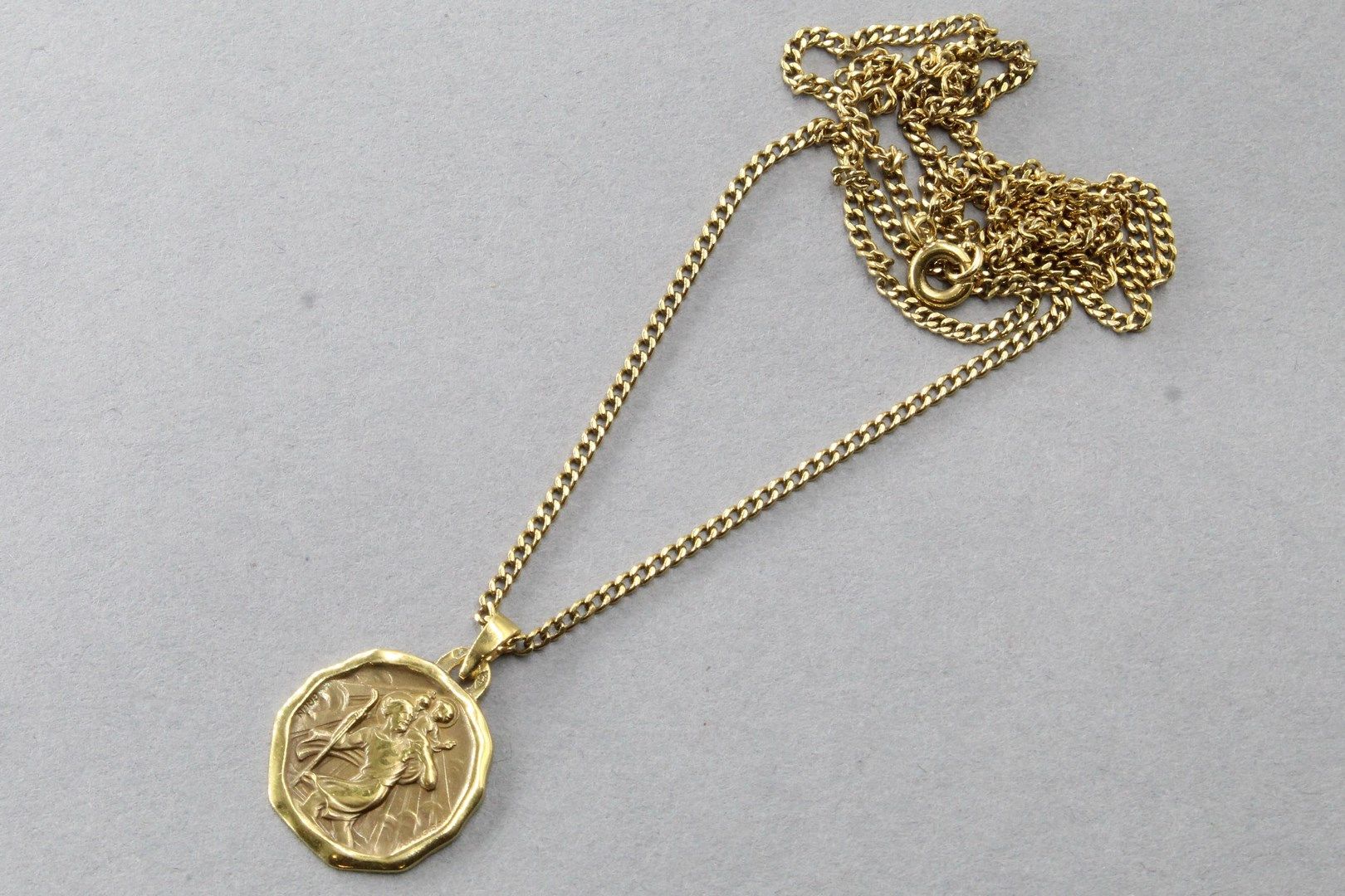 Null AUGIS洗礼纪念章（未刻字）和18K（750）黄金链。

领口：约53厘米 - 总重量：7.90克。