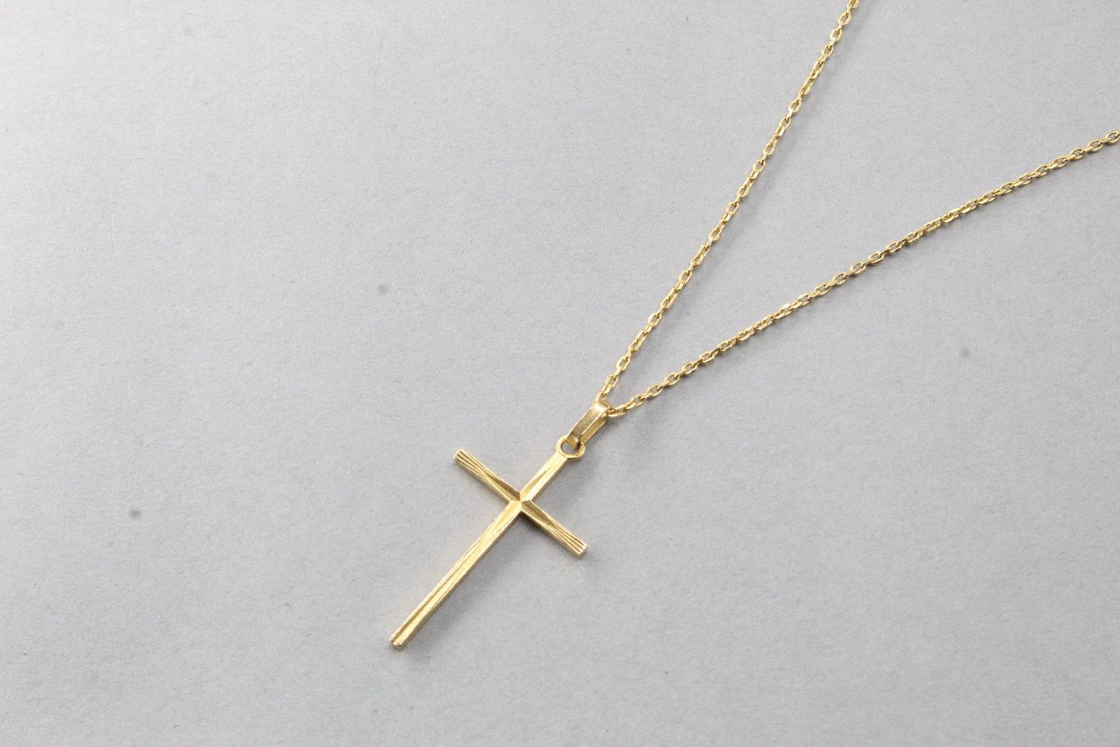 Null Croix pendentif et chaine en or jaune 18k (750).



Poids : 5.90 g.