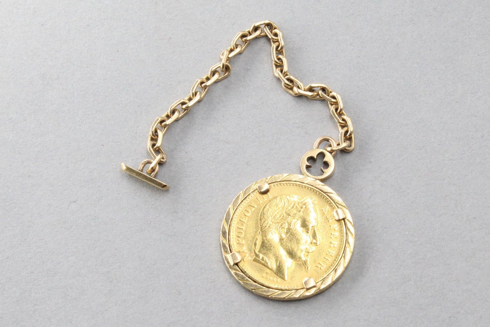 Null 20法郎拿破仑三世头像桂冠金币，作为钥匙圈安装，18K（750）黄金镶嵌。硬币没有被焊接。

1869 A (x1)



A : 巴黎研讨会。


&hellip;
