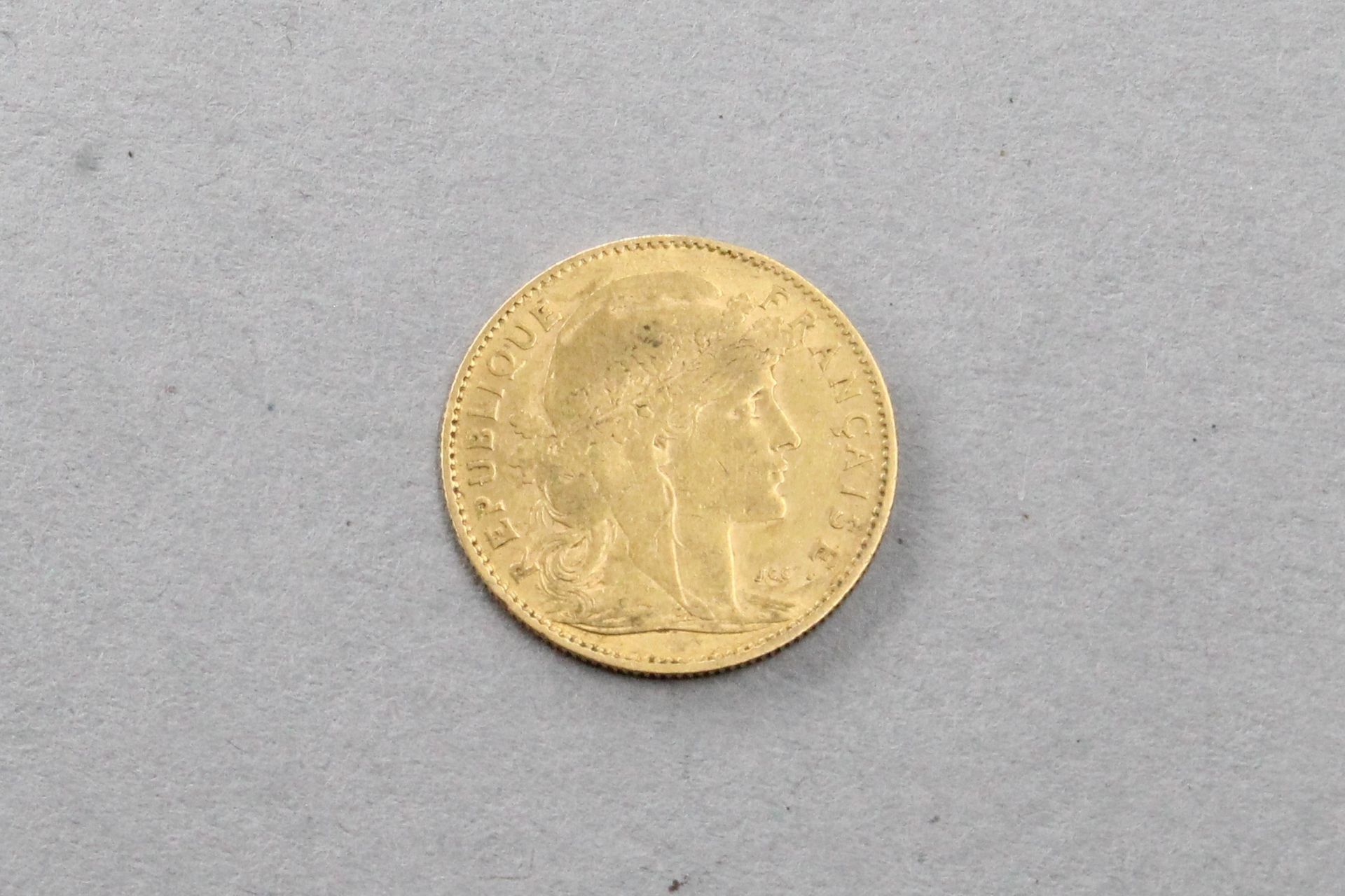 Null Moneda de oro de 10 francos con gallo 1906

VG. 

Peso : 3,22 g.