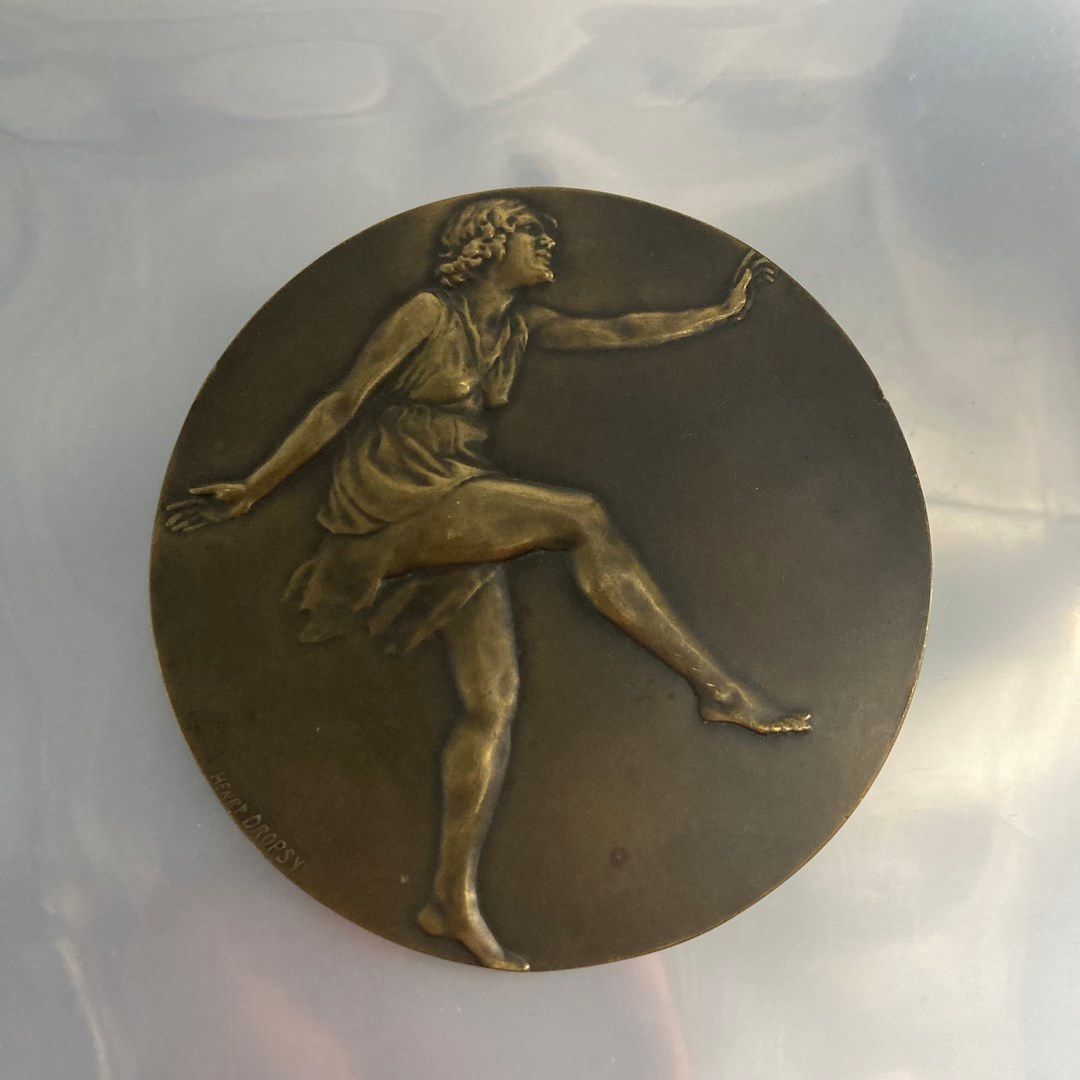 Null 德鲁普斯-亨利(1885-1969)

铜质桌牌，显示一名年轻女子赤脚跳舞，sbg。Henry DROPSY。这枚奖章的灵感来自于杰出的伊莎多拉-邓肯&hellip;