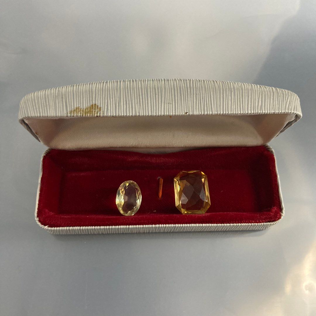 Null Lot of two citrines on paper, oval cut (4,64 crts) and emerald cut (13,70 c&hellip;