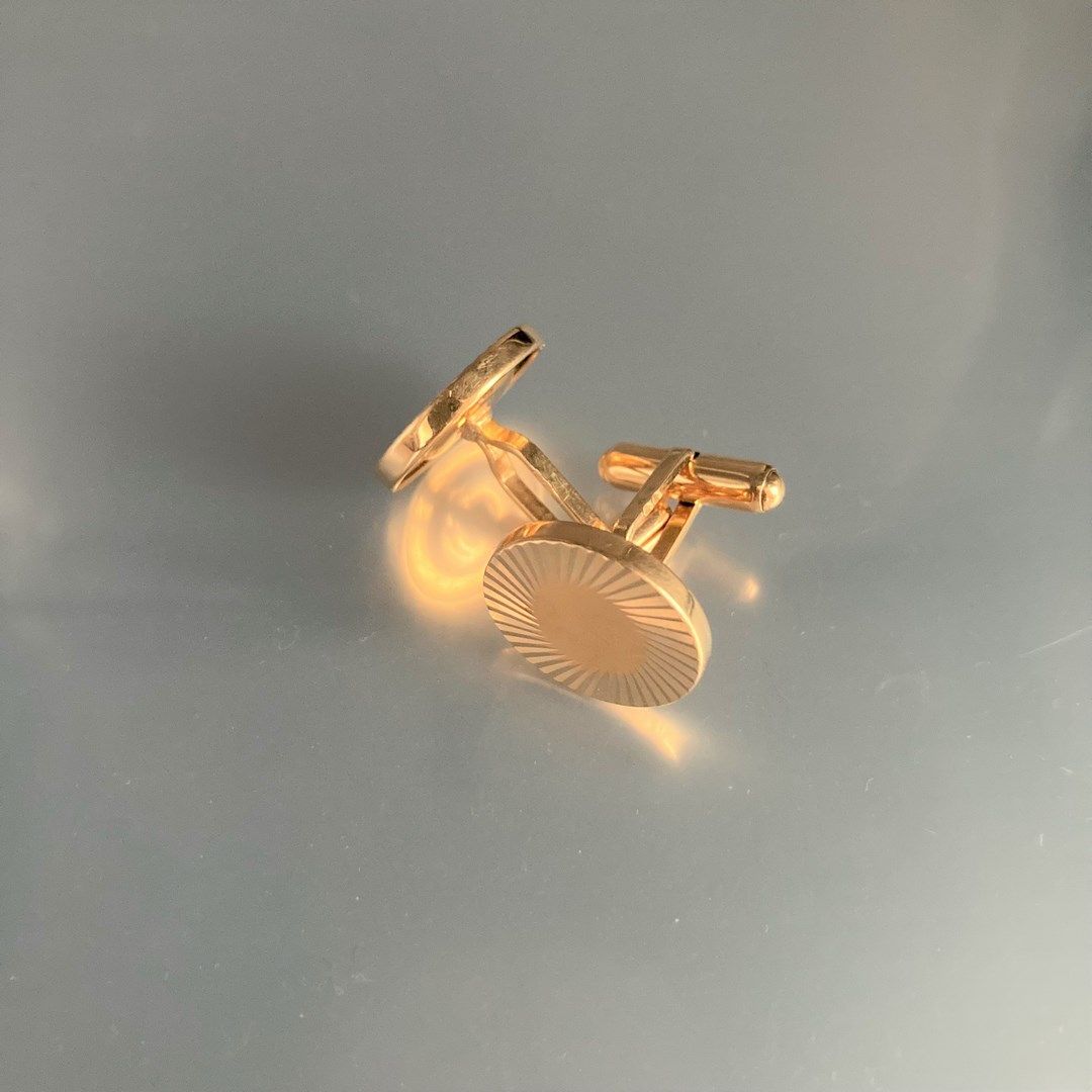 Null Paire de boutons de manchette en or jaune 18k (750) à motif ciselé.

Poinço&hellip;