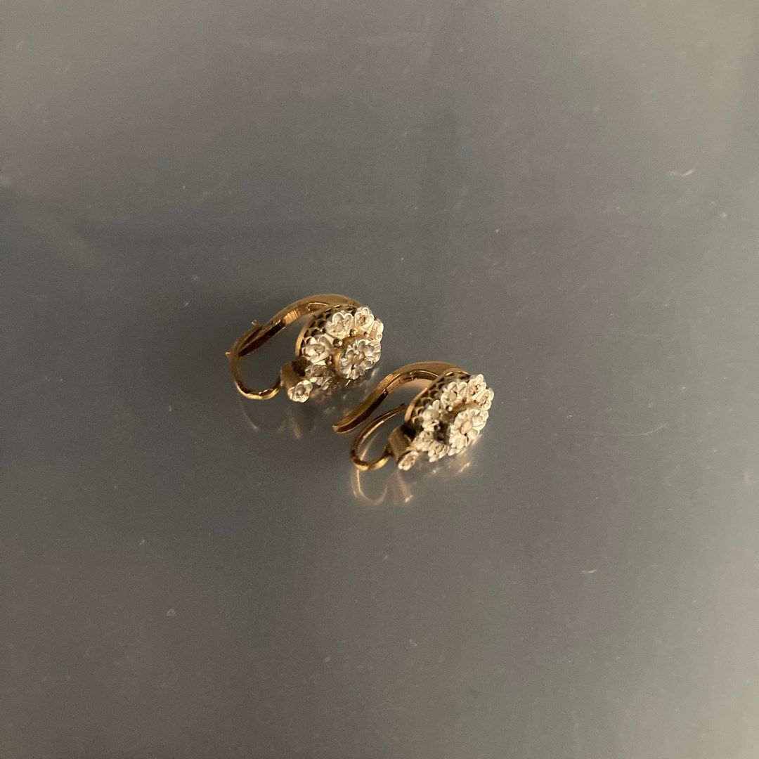 Null Pair of 18k (750) yellow gold diamond-set sleepers. 

Gross weight: 2.60 g.