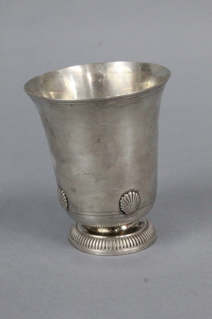 Null 
PUIFORCAT




Silver tumbler resting on a fluted pedestal, the body engrav&hellip;