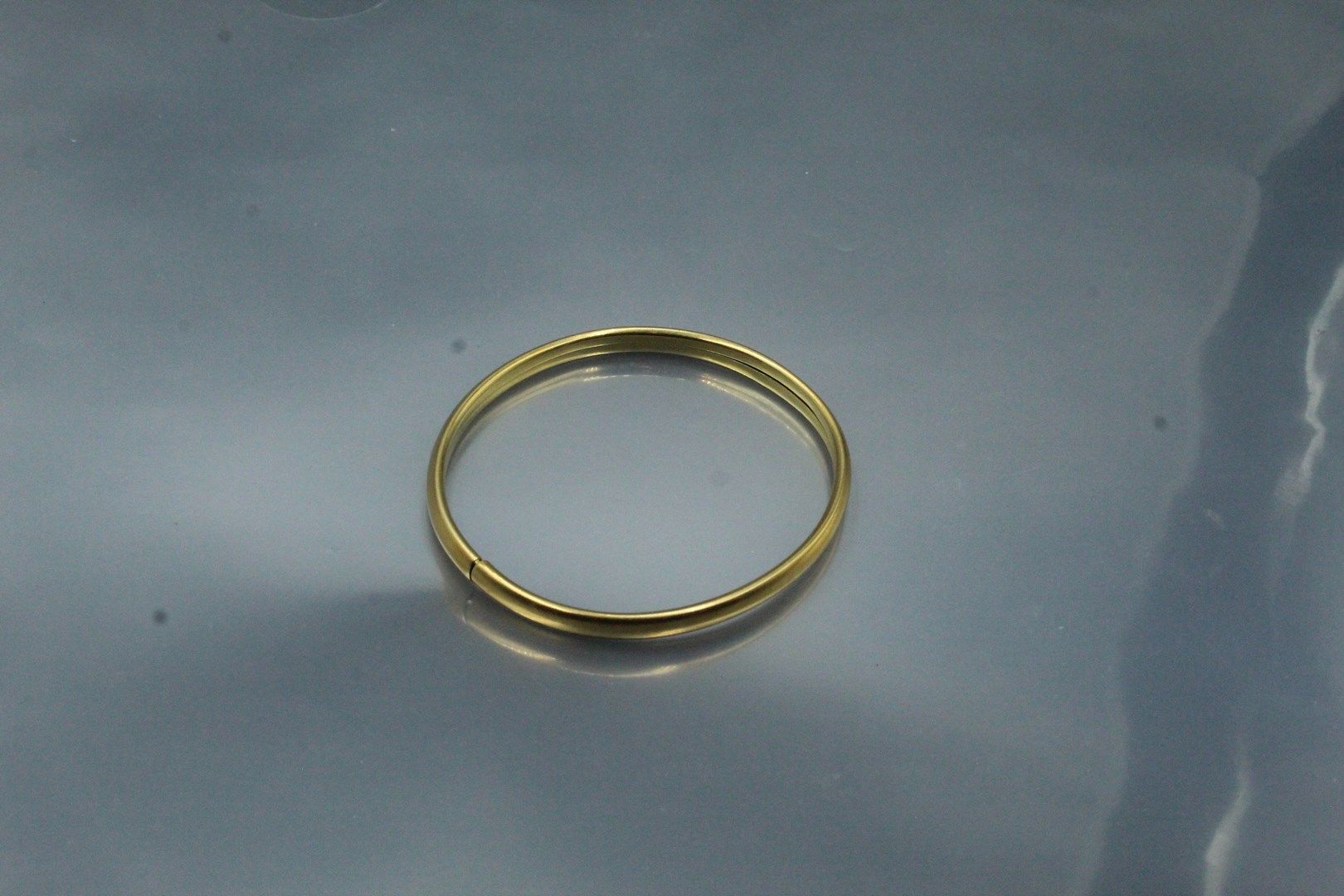 Null 
Bracelet rigide en or jaune 18k (750). 




Long : 6 cm. - Largeur : 5.5 c&hellip;