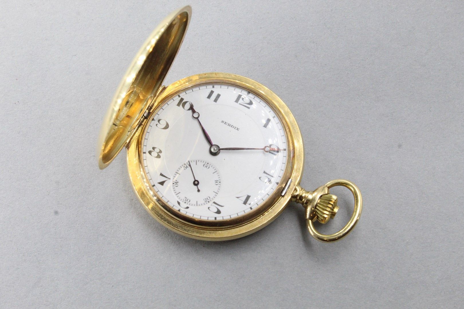 Null 18k (750)黄金皂石表，白色珐琅质表盘上有阿拉伯数字和铁路。6点钟方向的指针。

鹰头标志。

直径：50毫米。- 毛重：77.30克。