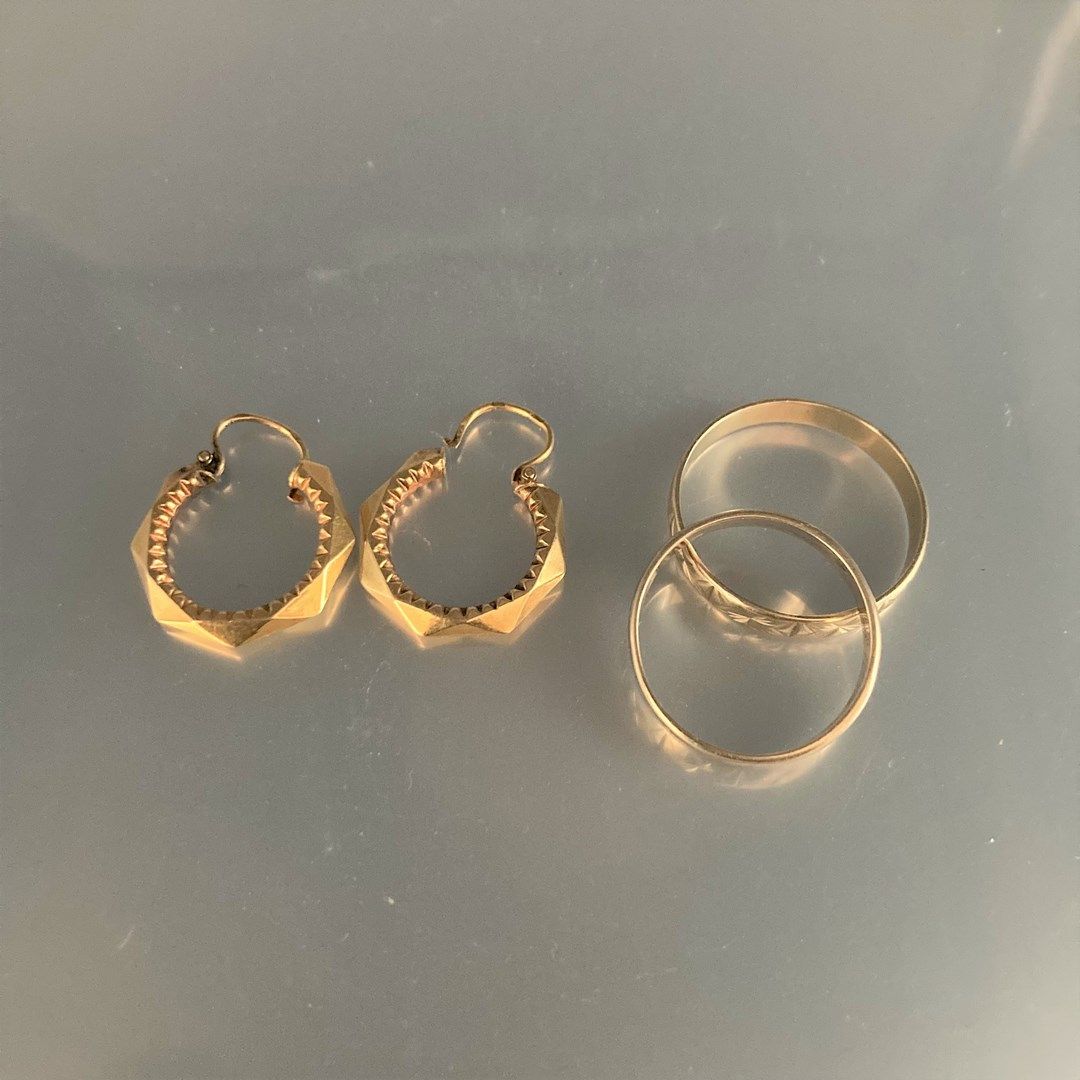 Null 18K (750) yellow gold lot including :

- Two rings 

- A pair of earrings.
&hellip;