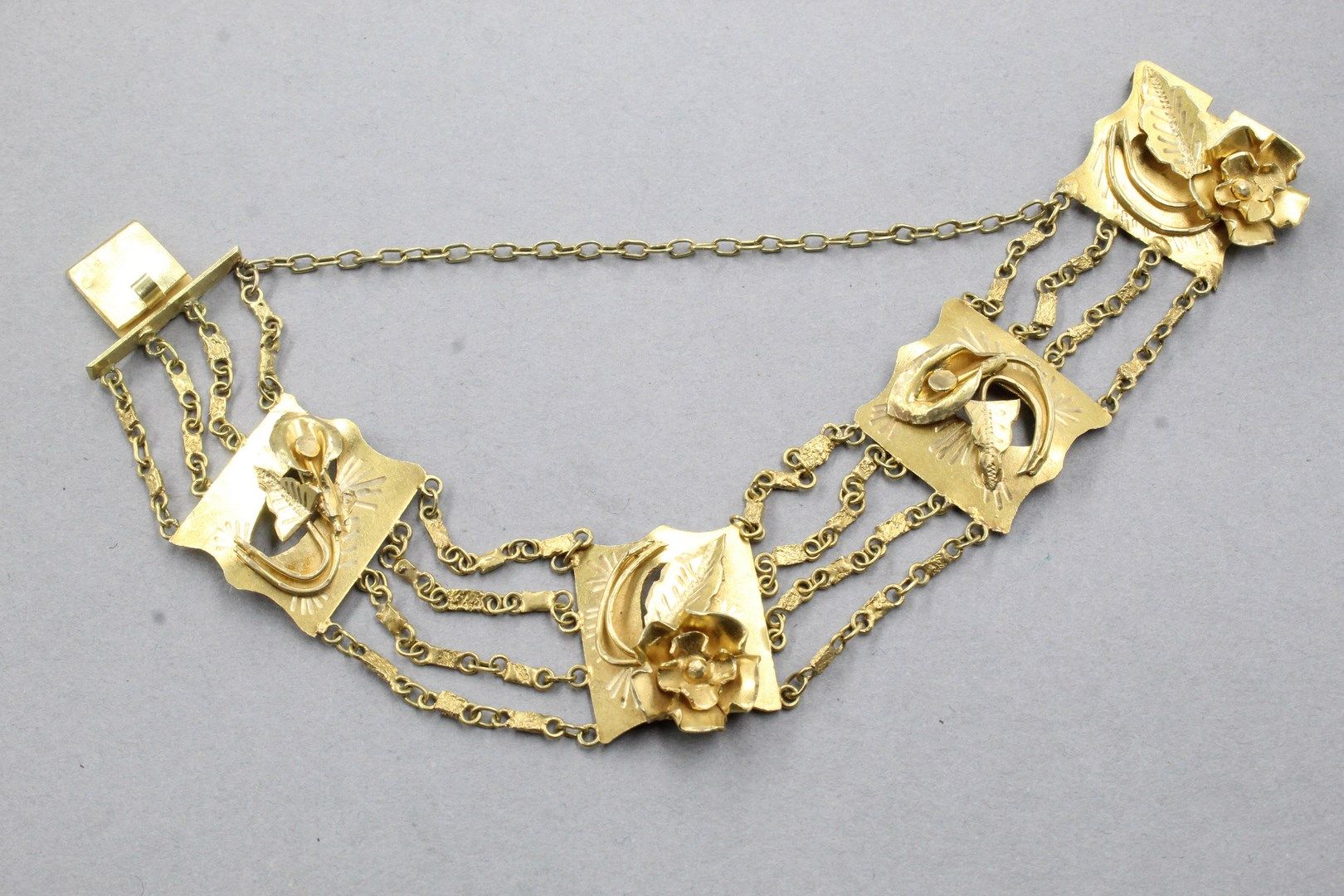 Null 14k(585)黄金手镯，有四排交替的金片装饰的花朵。

直径：约16厘米 - 毛重：21.46克。