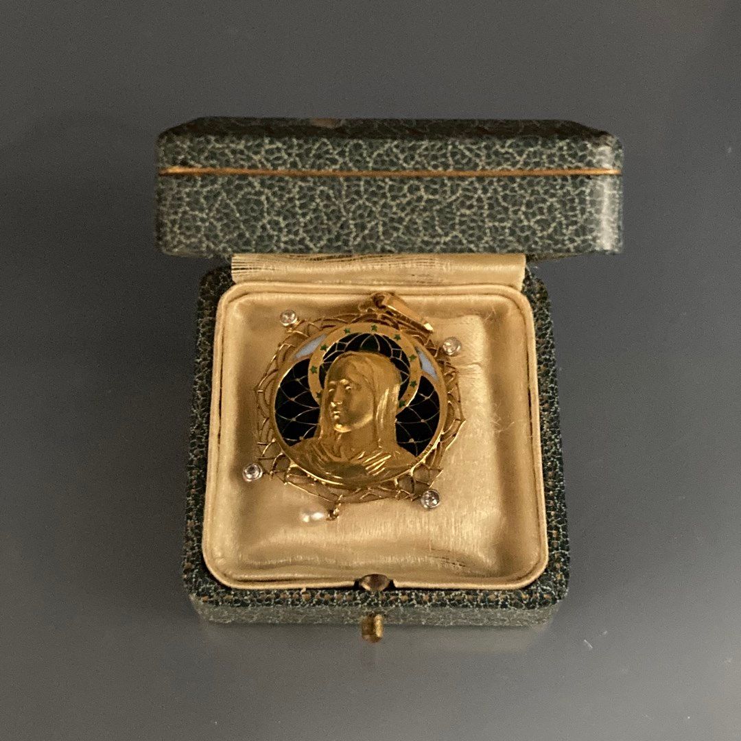 Null 一枚18K（750）黄金圆形奖章，描绘了被星星环绕的圣母玛利亚，背景是绿色、蓝色和白色的珐琅，周围用丝线装饰有四颗钻石，一个可能是未经测试的精美珍珠坠&hellip;
