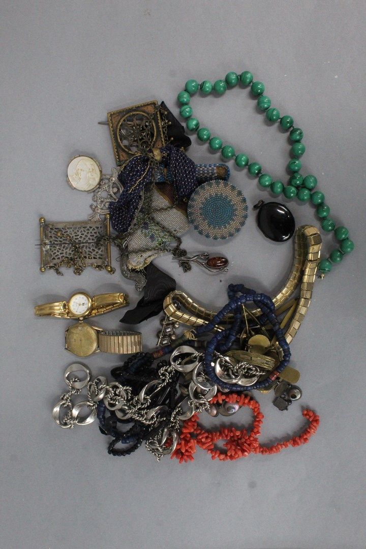 Null Set of costume jewelry and drawer bottoms :

- nine various necklaces, incl&hellip;