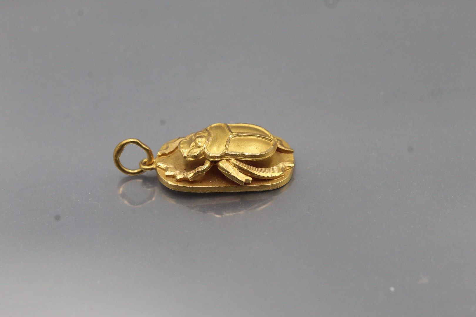 Null Yellow gold pendant styling a beetle. 

Weight : 4.47 g.