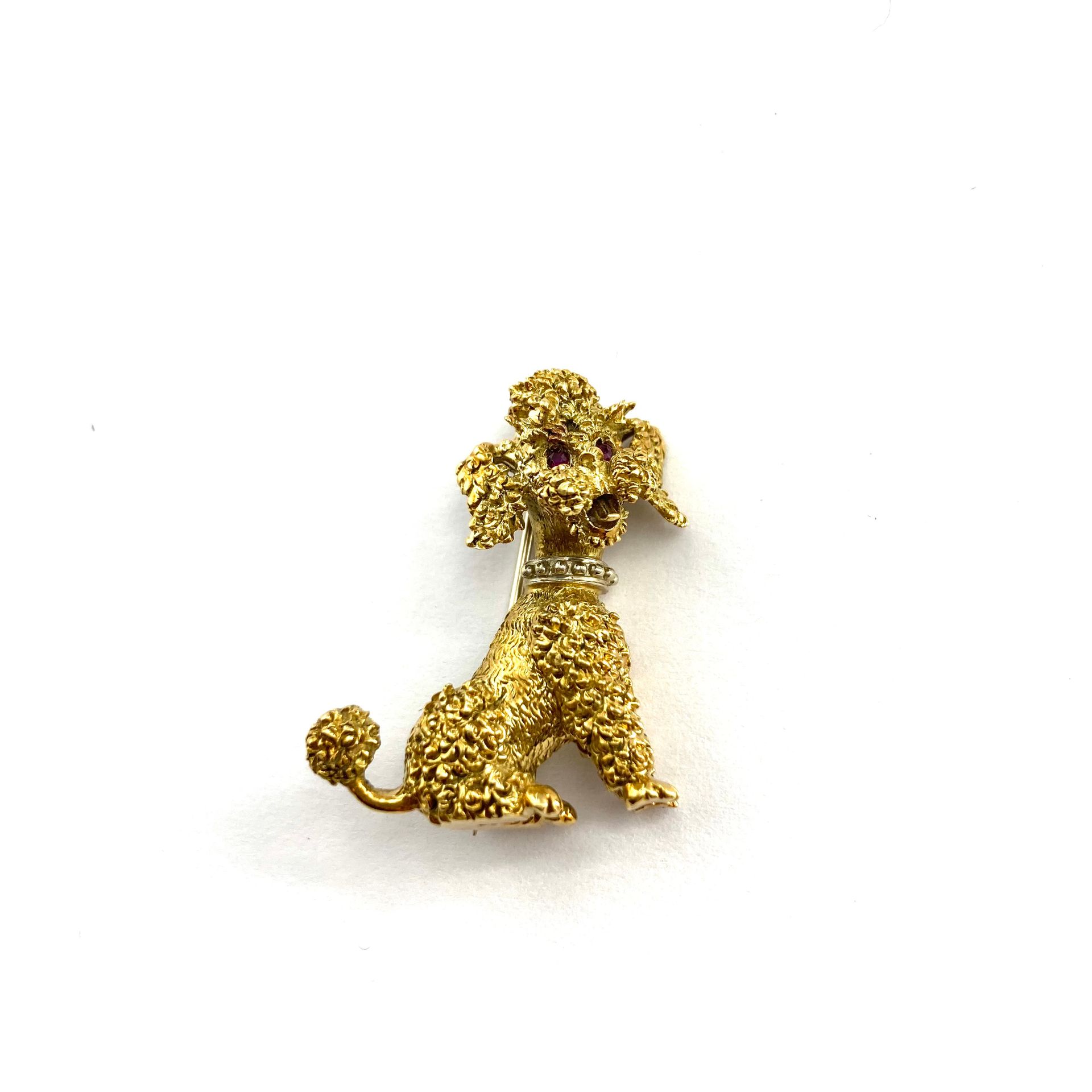Null Broche de caniche en oro amarillo de 18k (750).

Peso bruto: 10,40 g.