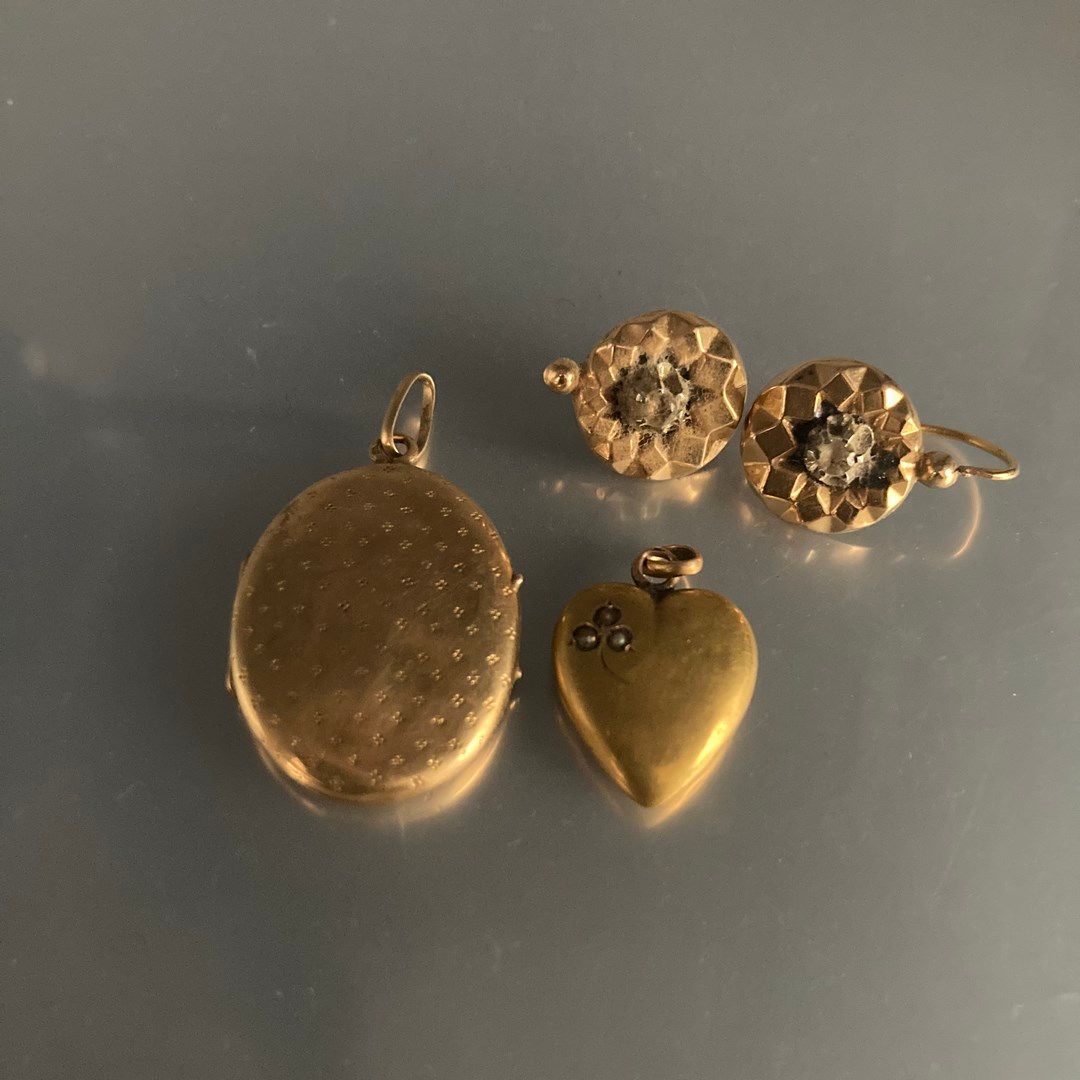 Null 18k (750) yellow gold debris: a pair of earrings (acc.), a heart pendant an&hellip;