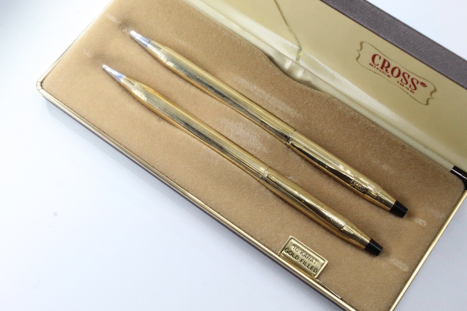 Null CROSS

Set di due penne in metallo dorato. 

Nella loro scatola originale