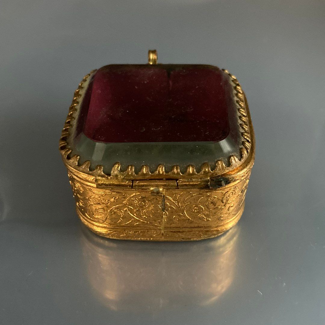 Null Small jewelry box in gilded metal, beveled glass lid. 

5.30 x 5.30 x 3.40 &hellip;
