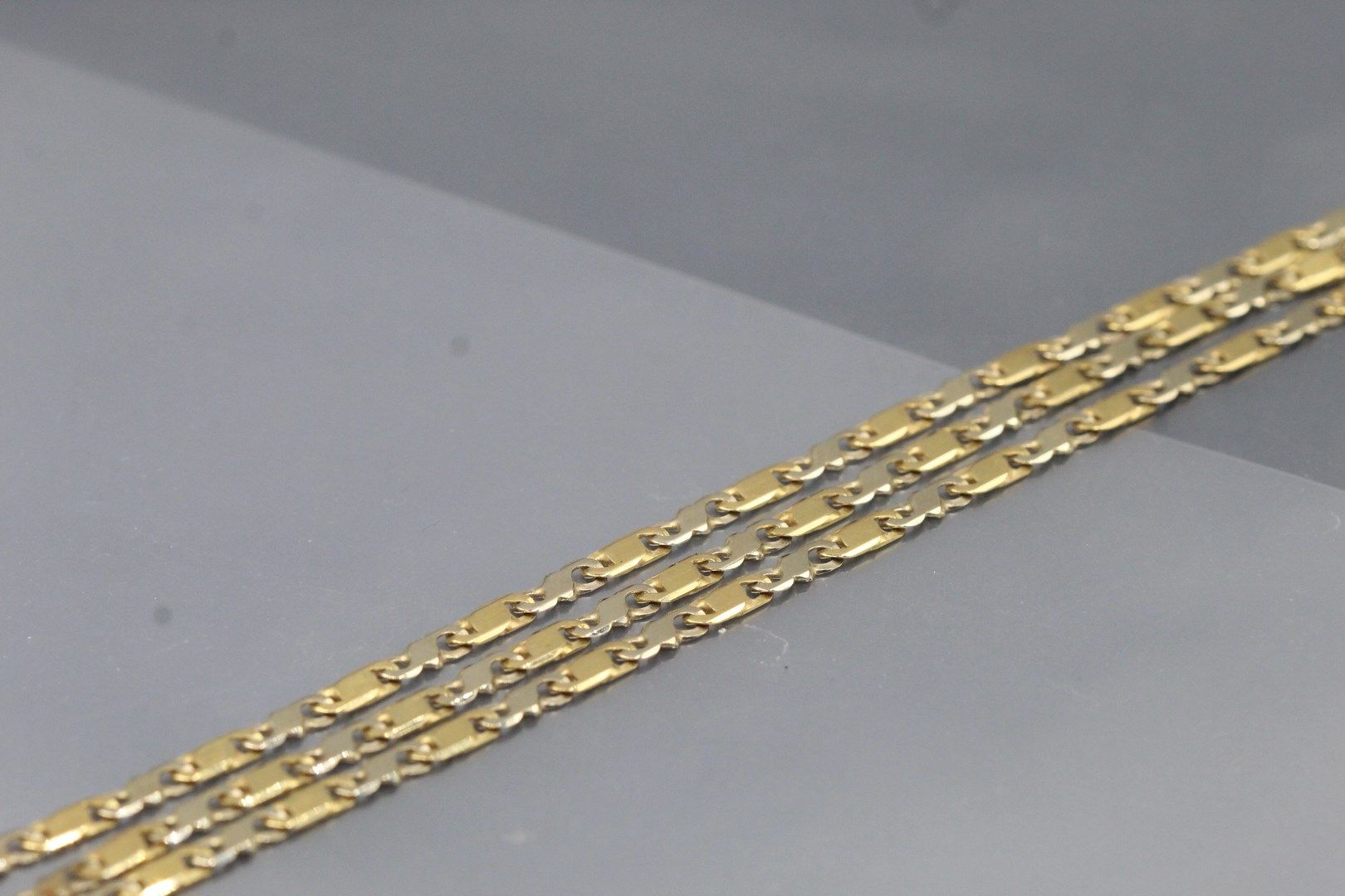 Null 18K（750）黄金和白金平链。

颈部长度：48厘米。- 重量：12.61克。