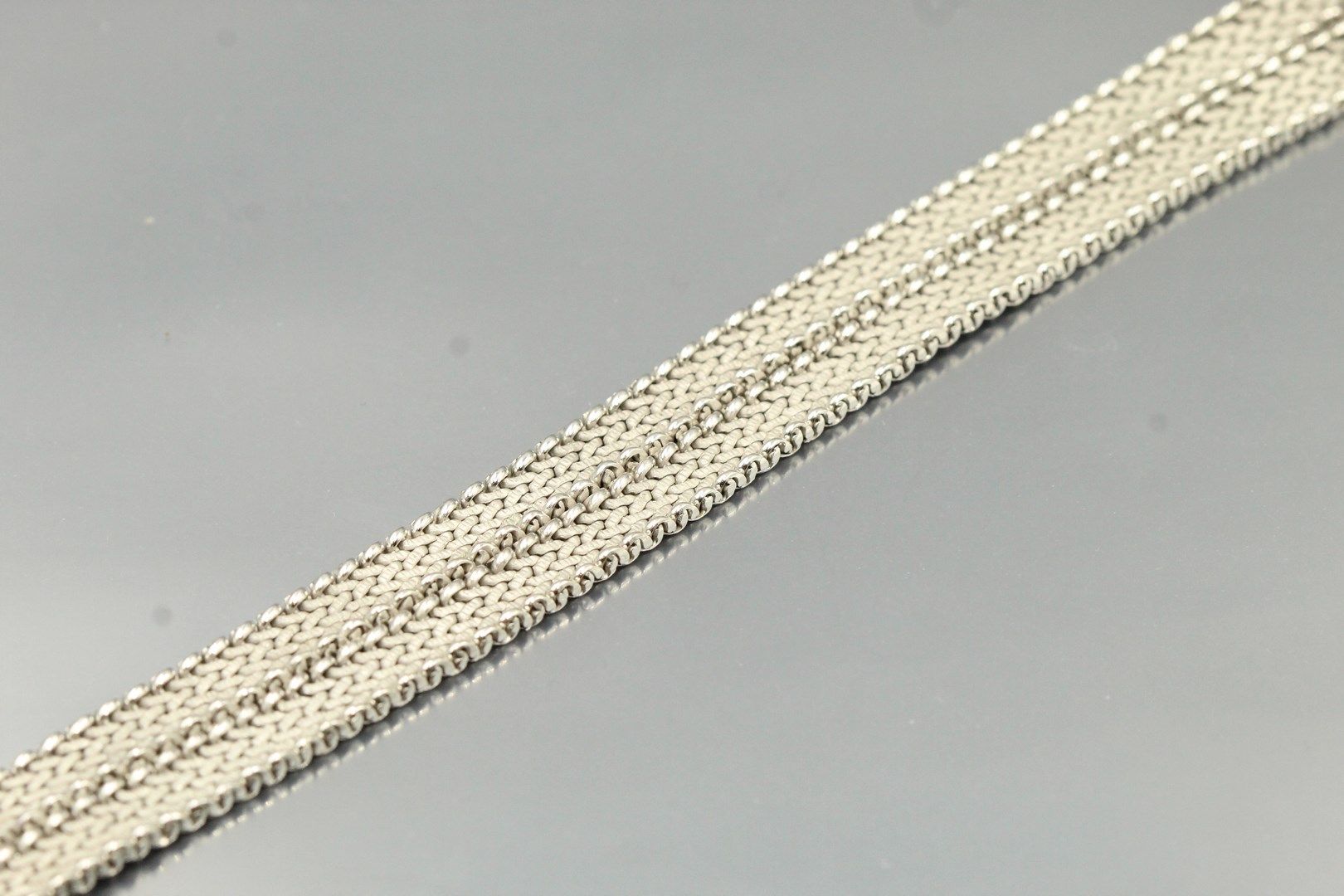 Null 18K(750)白金腰带，抛光网纹。

腕部尺寸：18.5 - 重量。: 44.23 g

(损坏的扣子)