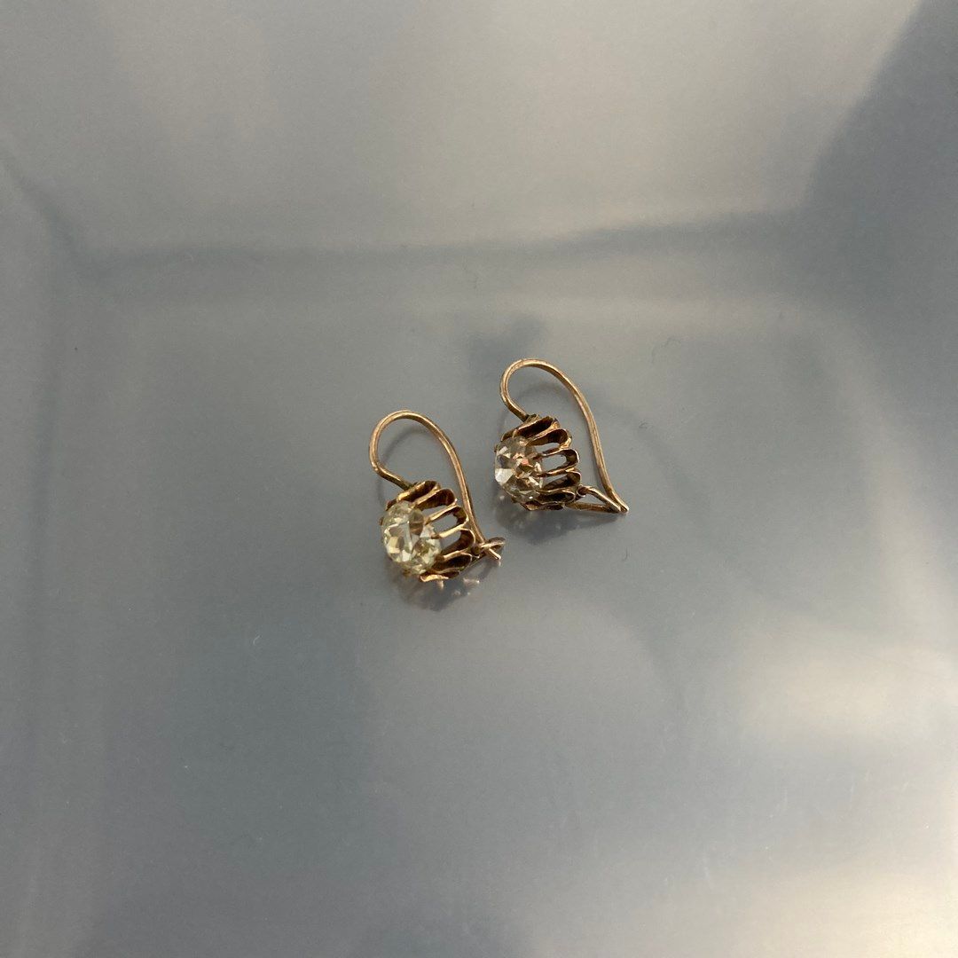 Null Pair of 18K (750) pink gold sleepers set with one diamond each.

Total weig&hellip;