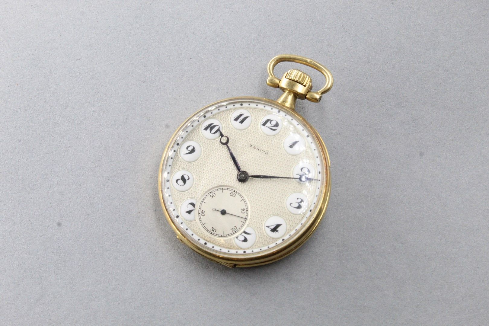 Null 泽尼特

18K(750)黄金怀表，表盘上有奶油色扭索纹背景。

阿拉伯数字表示小时，秒针位于6点钟方向。

猫头鹰的标志。

直径：45毫米。- 毛&hellip;