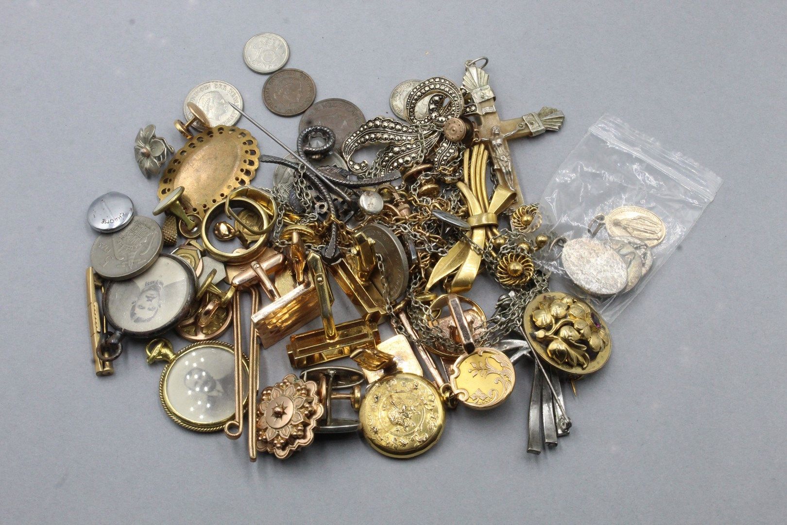Null Set of costume jewellery, most of it gold-plated: seven brooches, a signet &hellip;