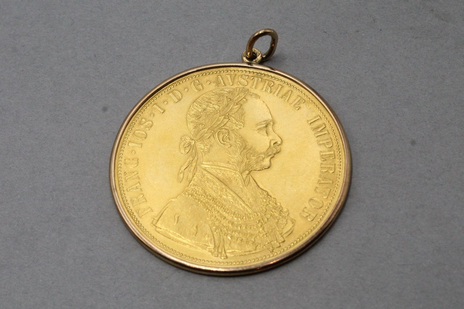 Null 4-Dukaten-Goldmünze Franz Joseph I. (1915), als Anhänger montiert.

TTB bis&hellip;