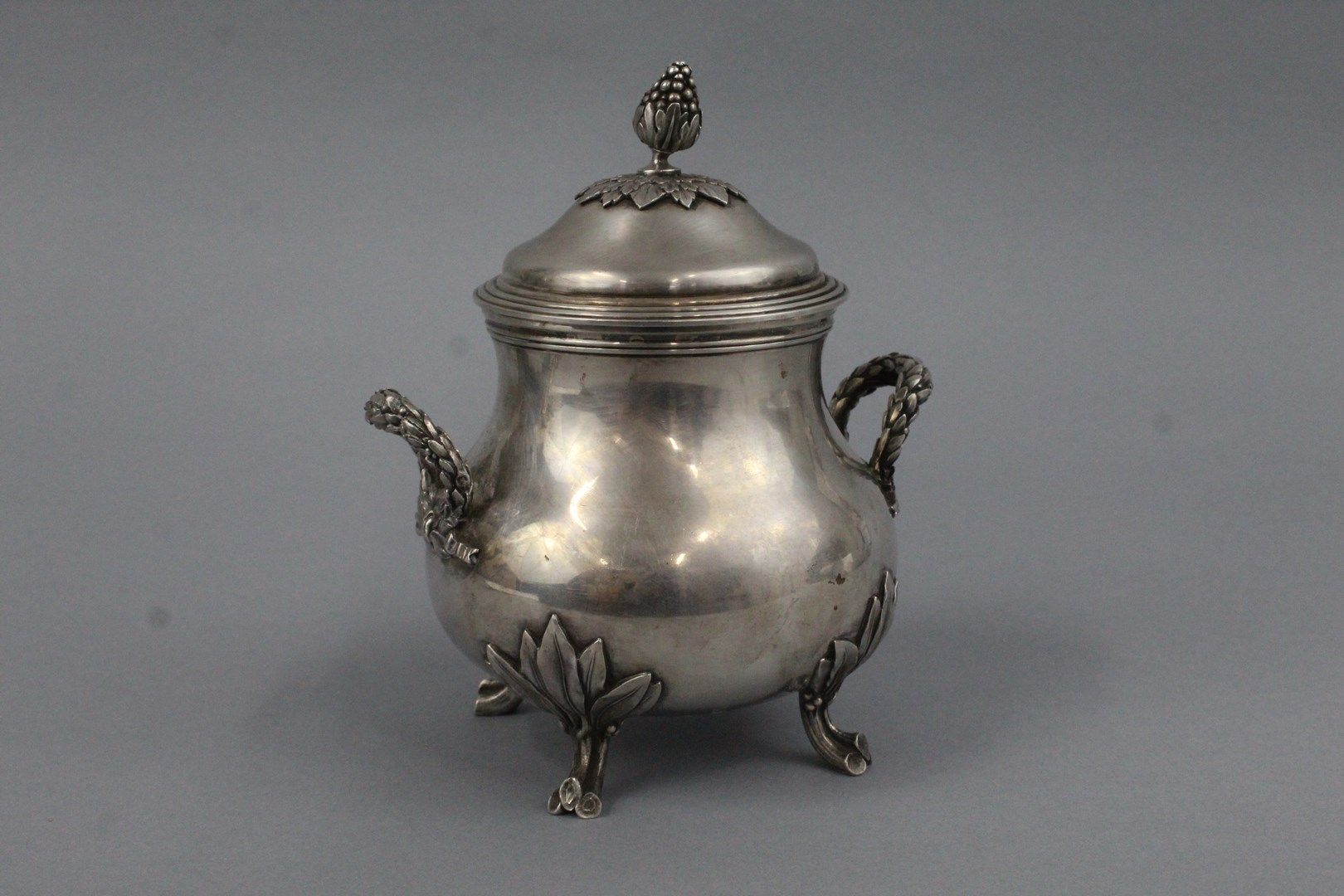 Null AUCOC

Four-legged silver sugar pot, the feet stylizing cut branches, the h&hellip;