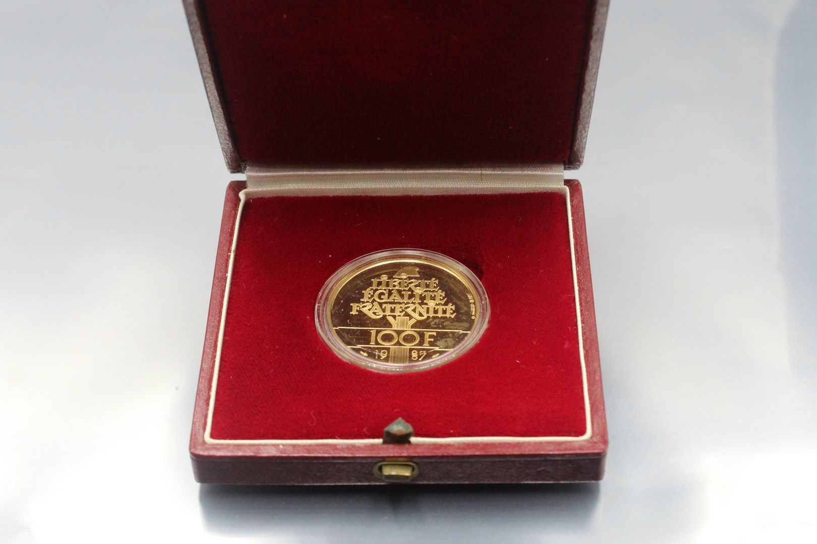Null MÜNZE VON PARIS

100-F-Münze aus Gold (920%) LA FAYETTE, 1987. 

Gewicht: 1&hellip;