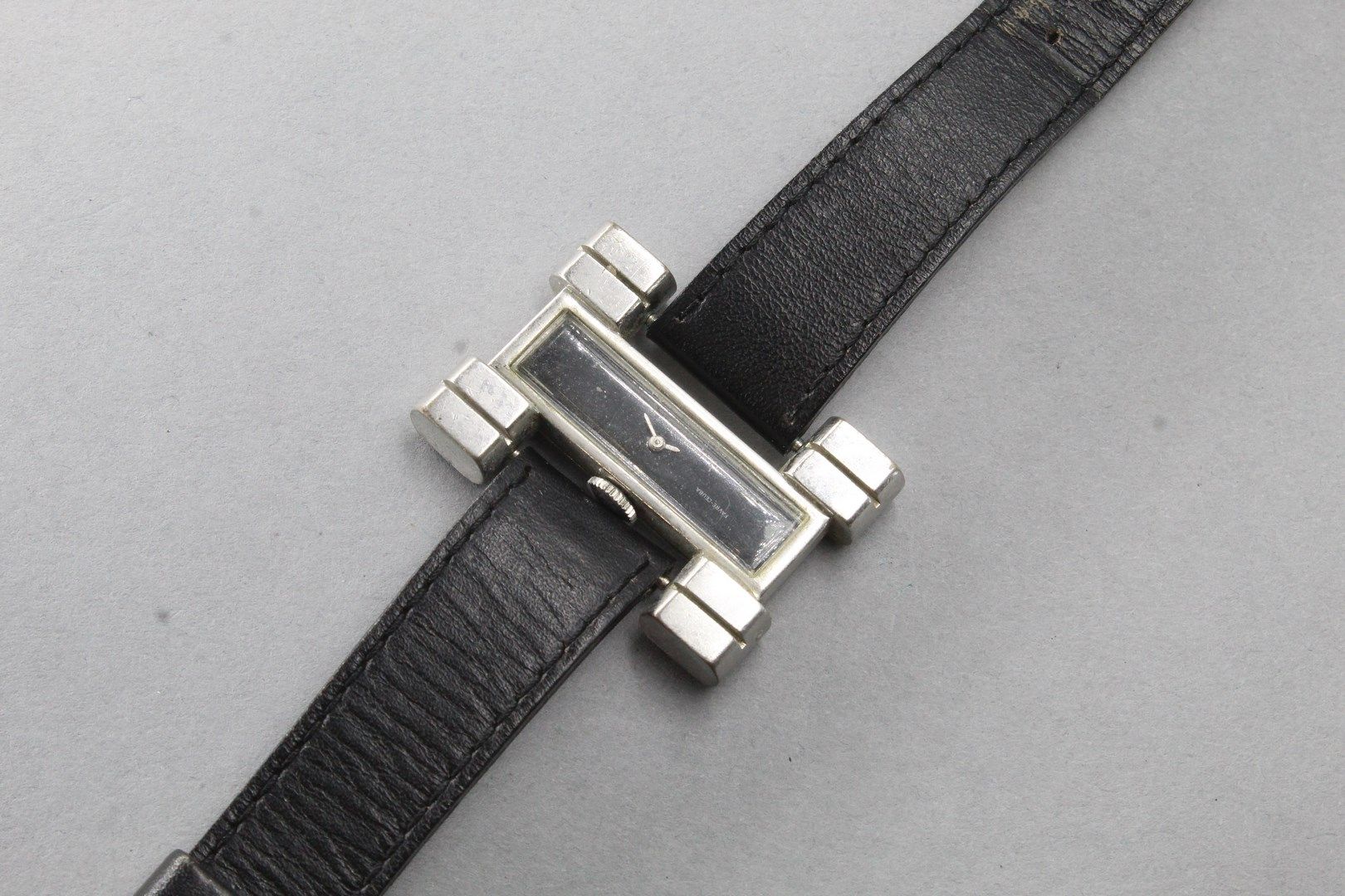 Null Men's wrist watch, H-shaped metal case, black dial.

Black background.

Dia&hellip;