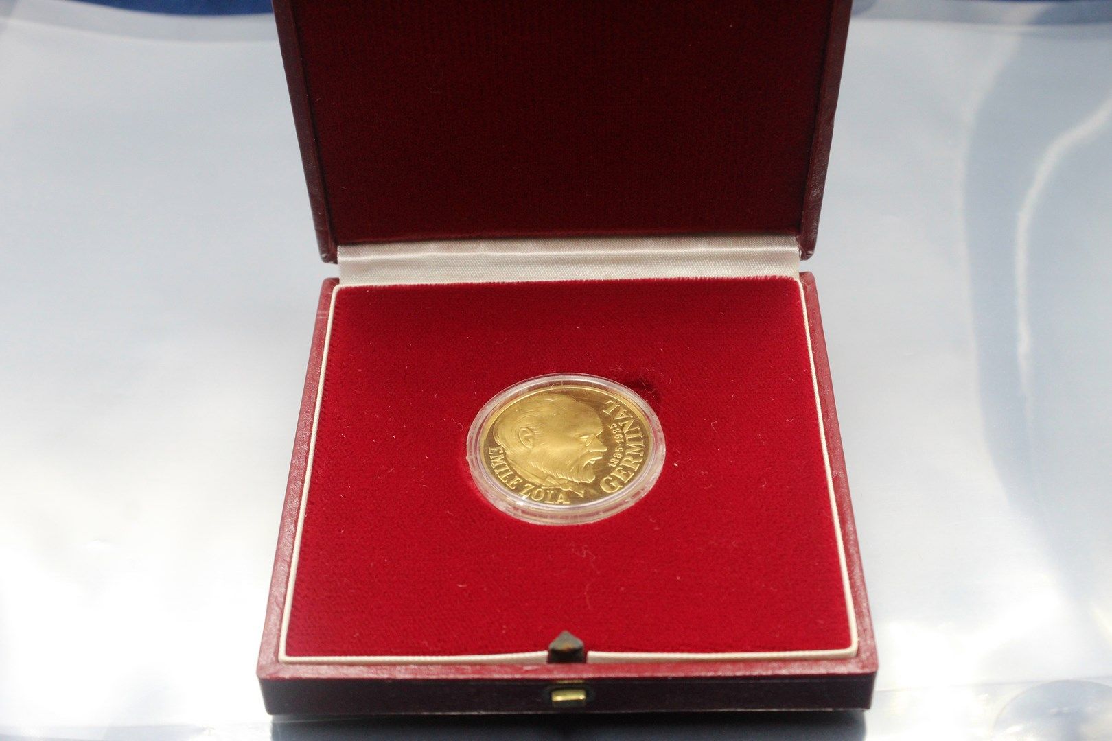 Null PARIS CURRENCY

100 F coin in gold (920%) Zola, 1985. 

Weight : 17 g

In i&hellip;