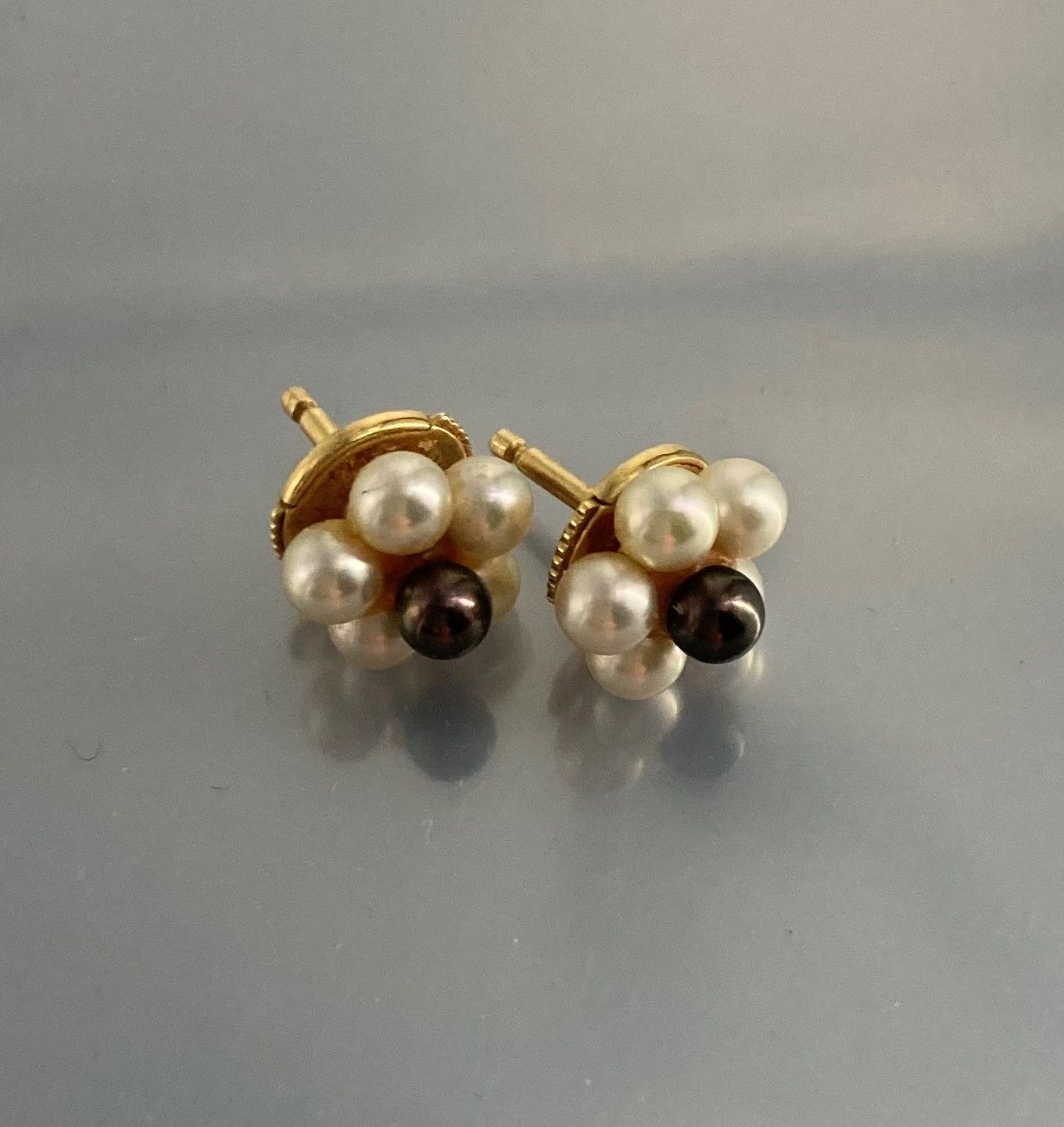 Null 养殖珍珠(x5)和海蒂(x1)耳钉，18K(750)黄金搭扣。

毛重：2.01克。