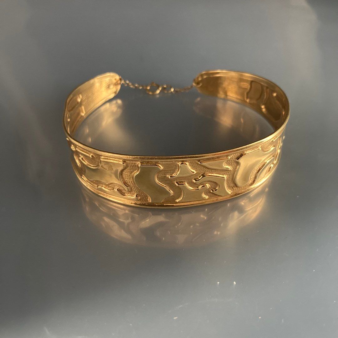 Null Rigid bracelet in 18k (750) yellow gold.

Eagle head hallmark. 

Weight : 1&hellip;