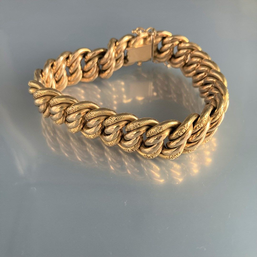 Null 18k (750) yellow gold American mesh bracelet with chased motif.

Marked wit&hellip;